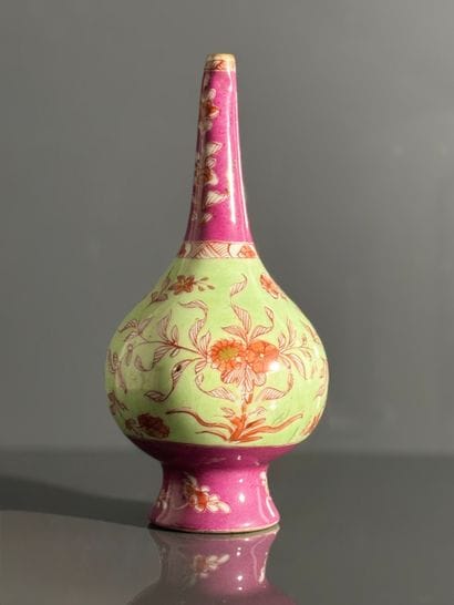 CHINE XIX
Vase en porcelaine émaillée polychrome...