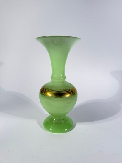 Paire de vase de forme balustre en opaline...