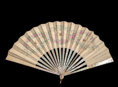 Eventail plié, vers 1900
Feuille en soie...