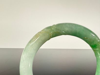 Bracelet jonc en jadéite vert pomme, orné...