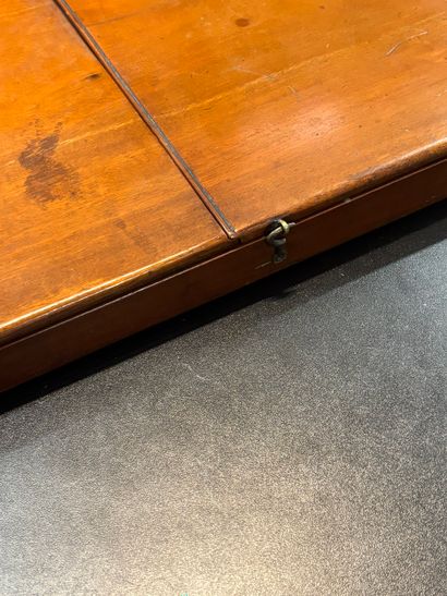 Miroir de voyage en en acajou, ouvrant par...