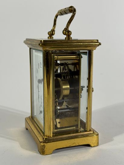 Pendulette de voyage en laiton doré aux vitres...