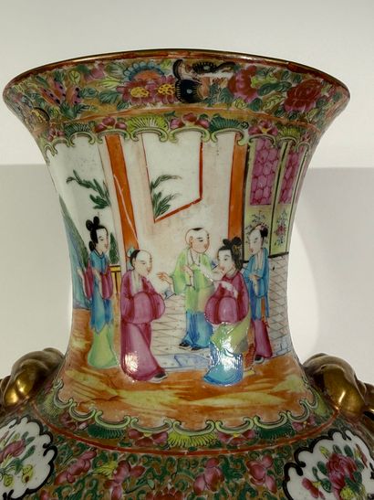 CHINE, début du XXe

Paire de vases en porcelaine...