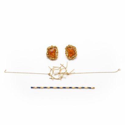 Ensemble de bijoux fantaisie comprenant :...