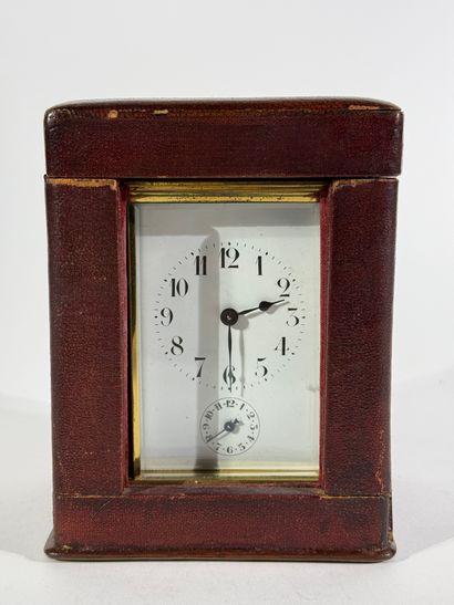 Pendulette de voyage en laiton doré aux vitres...