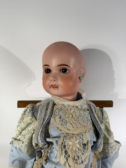 Grande poupée avec tête en porcelaine, corps...