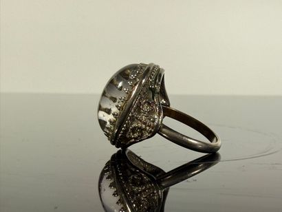 Originale bague en métal argenté surmonté...