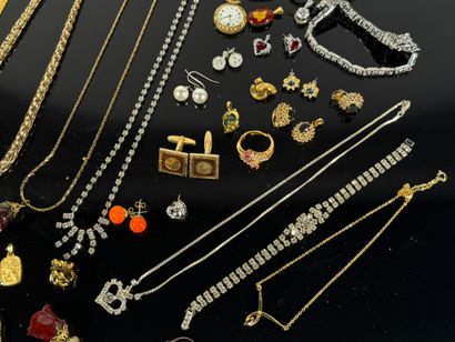 Ensemble de bijoux fantaisie comprenant des...