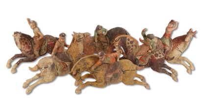 CHINE, XX° siècle
Six cavaliers en terre...