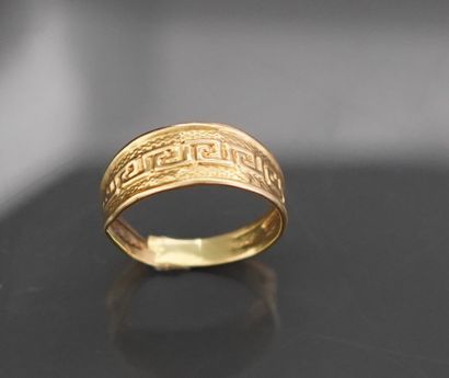 Bague en or jaune 18K 750 millièmes à décor...