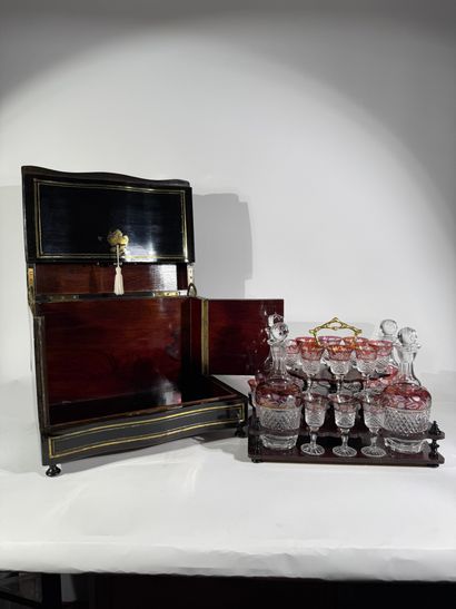 Cave à liqueur en poirier noirçi à décor...