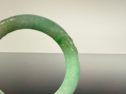 Bracelet jonc en jadéite vert pomme, orné...