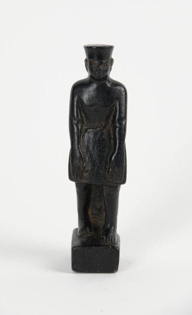 Statuette représentant un prêtre marchant...