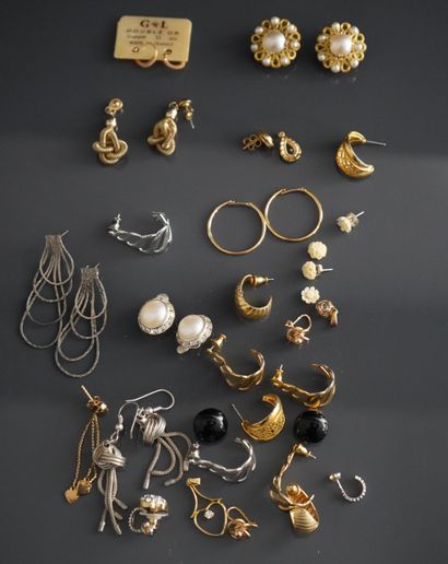 Réunion de bijoux fantaisie comprenant des...
