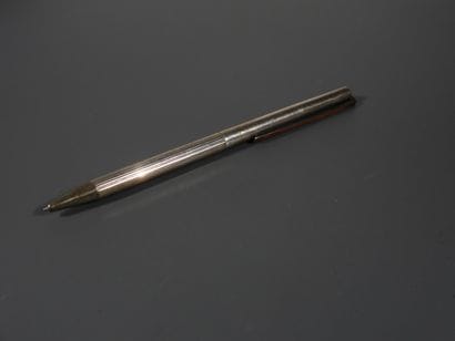 S.T. DUPONT Paris

Stylo bille en argent...