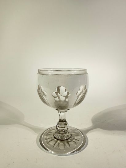 Ensemble de 4 pièces en verres overlay blanc...