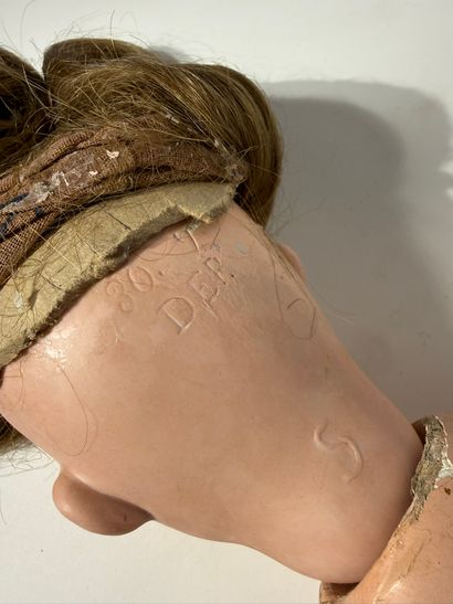 DEP 

Poupée avec tête en porcelaine, corps...