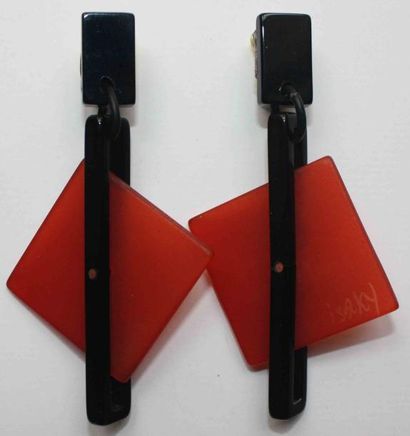 ISAKY
Paire de pendants d'oreilles en bakélite...