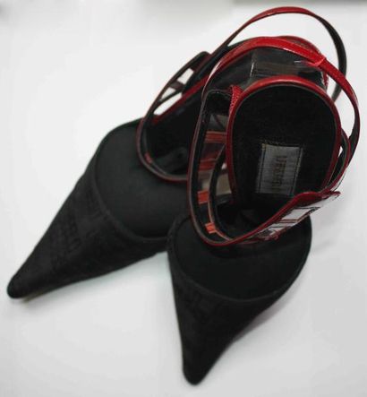 LAGERFELD
Paire de mules en soie noire siglée...