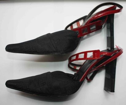 LAGERFELD
Paire de mules en soie noire siglée...