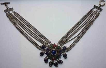 Claire DEVE
Collier d'inspiration ethnique...