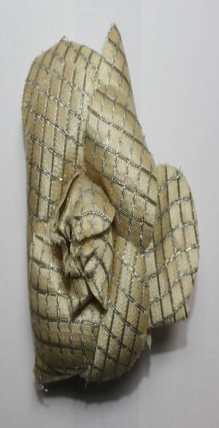 Broche camélia en soie ivoire rehaussé de...