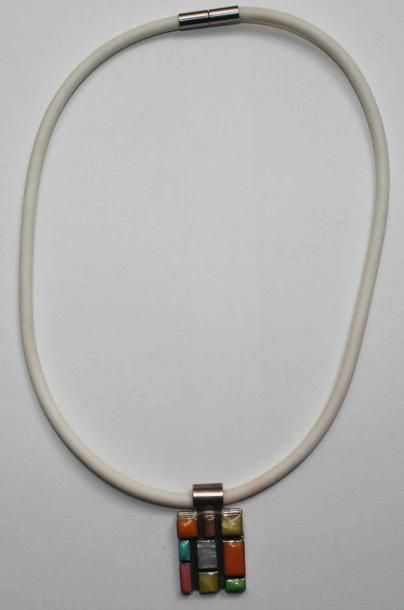 ANONYME
Pendentif en argent, orné de cabochons...