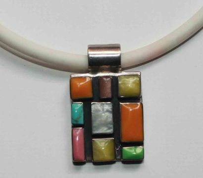 ANONYME
Pendentif en argent, orné de cabochons...