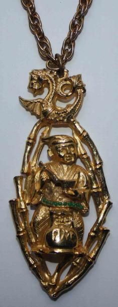 Kenneth LANE
Pendentif en métal doré figurant...