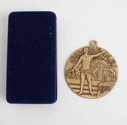Jeux Olympiques / 1904-1988 
Lot d'une médaille...