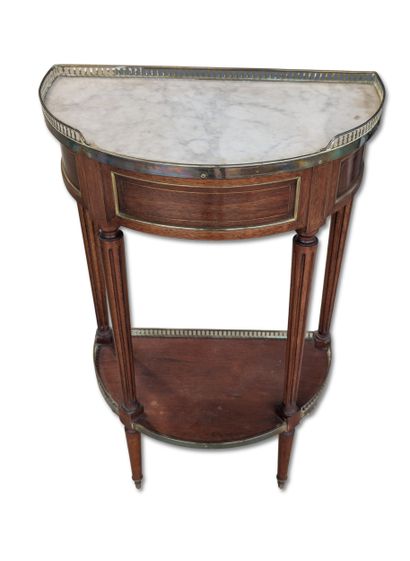 Small side table 
Wood, mahogany veneer,...