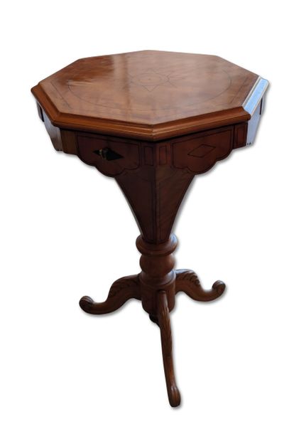 Three-legged pedestal table 
English style



Storage...