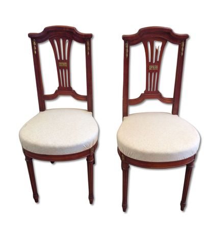 Two mahogany chairs 
Louis XVI style
H. 93...