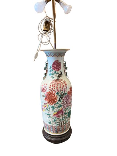 Large Chinese porcelain vase in the 