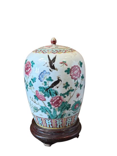 Lidded vase in Chinese porcelain and enamel...