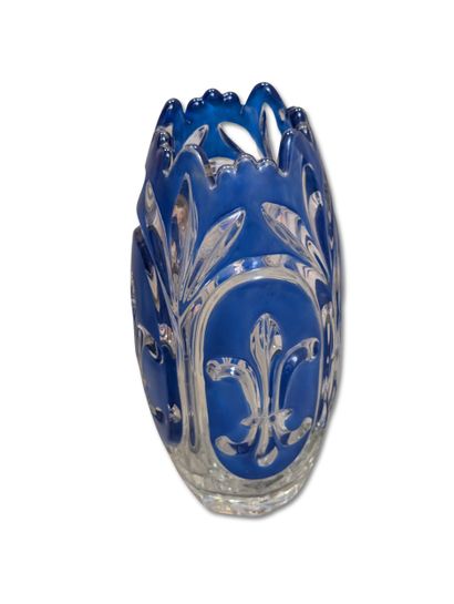 Glass vase decorated with a fleur-de-lis
H....