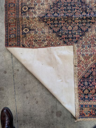 Large Oriental rug
205 x 130 cm
Signs of...