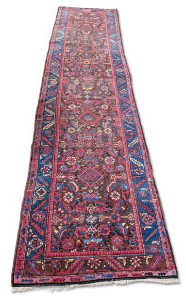 Wool hallway rug
20th-century Oriental rug
400...