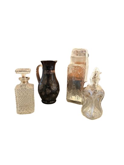 Set of 4 glass carafes


Storage of lots...