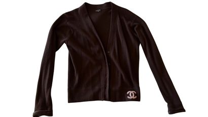CHANEL
Ensemble comprenant un pull en cachemire...