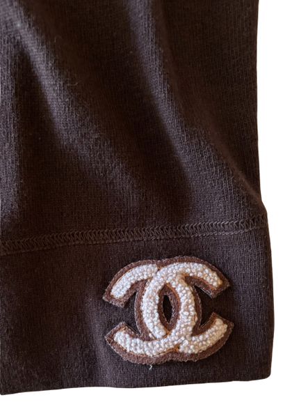 CHANEL
Ensemble comprenant un pull en cachemire...