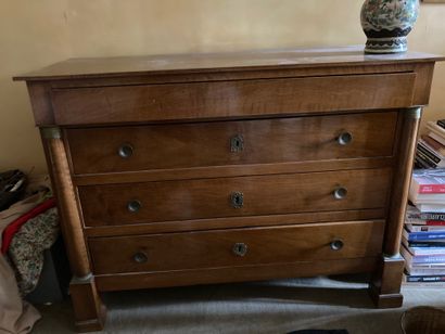 Commode en noyer ouvrant sur trois tiroirs...