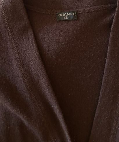 CHANEL
Ensemble comprenant un pull en cachemire...
