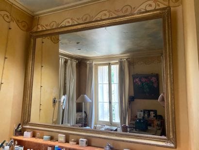 Grand miroir en bois stuqué et doré

124...
