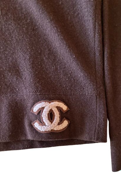 CHANEL
Ensemble comprenant un pull en cachemire...