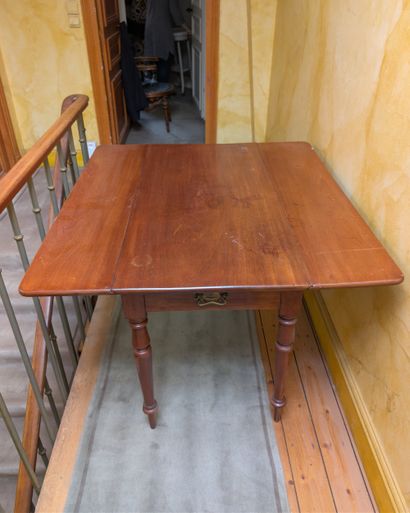Table à volets ouvrant par un tiroir en bout,...