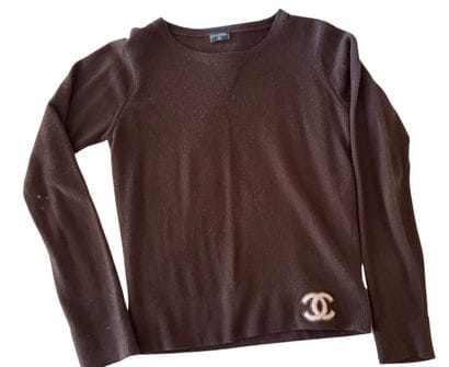 CHANEL
Ensemble comprenant un pull en cachemire...