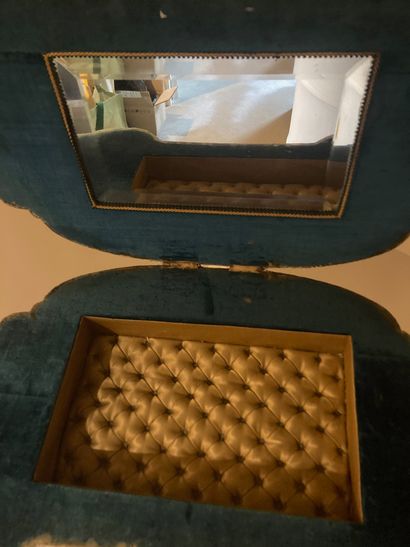 Coiffeuse en bois peint avec son miroir interieur

LE...