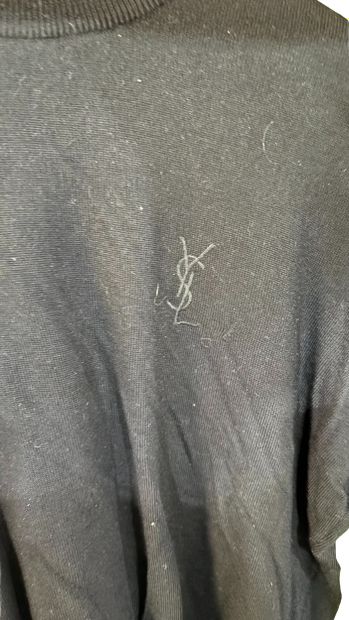 YVES SAINT LAURENT
Pull en laine noir à large...