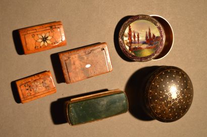 Lot comprenant: - trois petites tabatières...